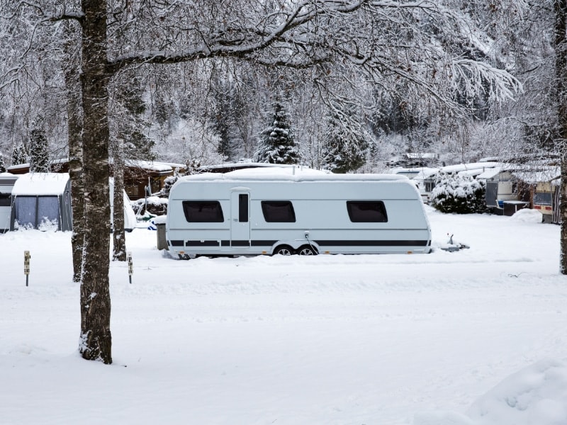 Kamperen met caravan in sneeuw