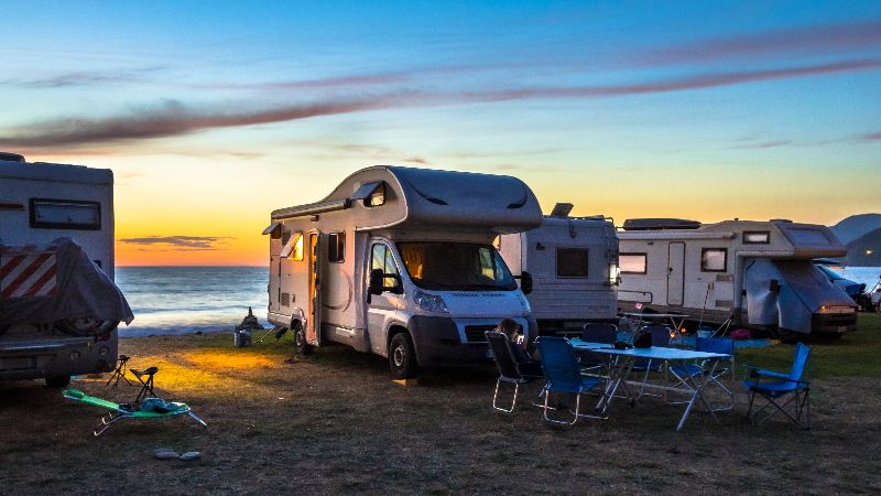 Verschillende campers aan het water