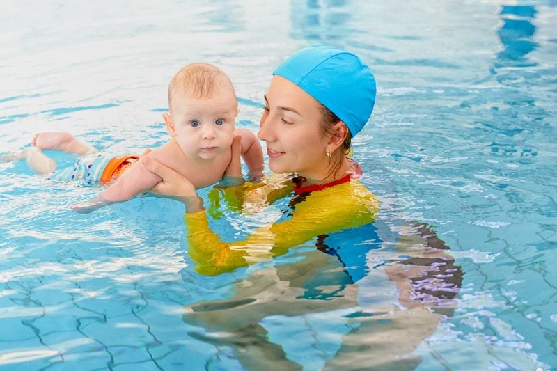 Badekappenpflicht in Italien: Baby ohne Badekappe