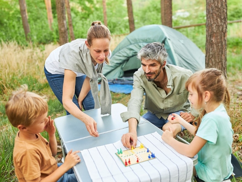 de leukste campingspellen aan tafel