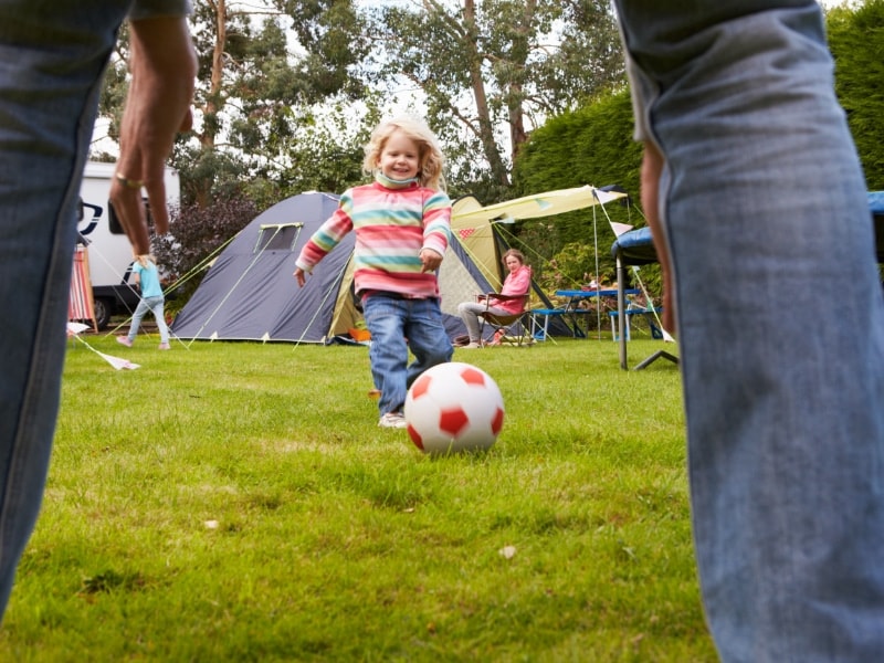 Lekker voetballen op de camping. Doe je mee met flessenvoetbal?