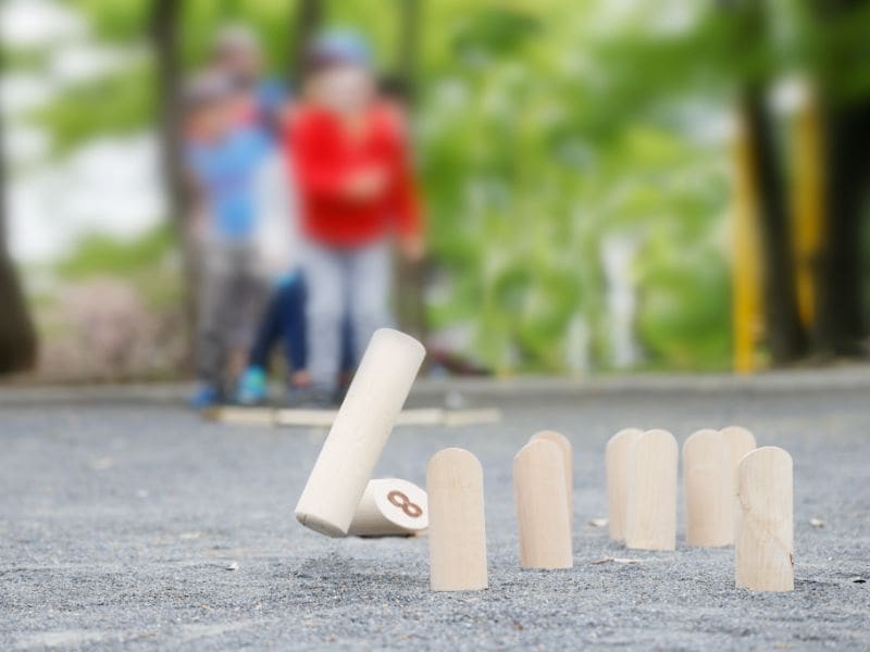 Speel Mölkky samen met je familie.