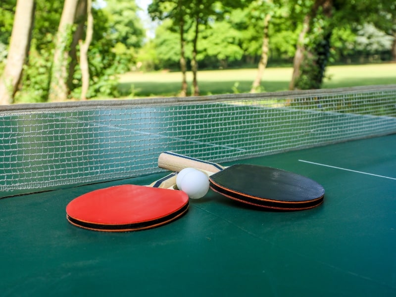 Speel rond de tafel op de camping