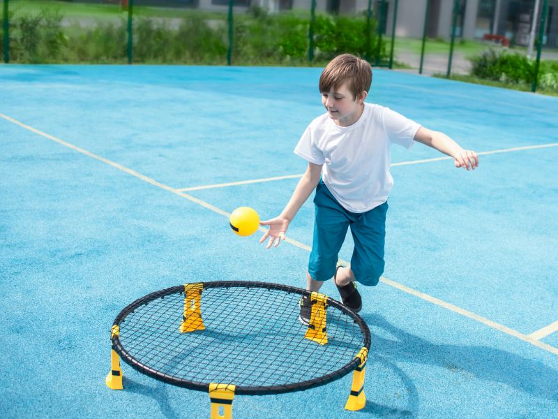 Speel spikeball op de camping. Leuk voor jong en oud.