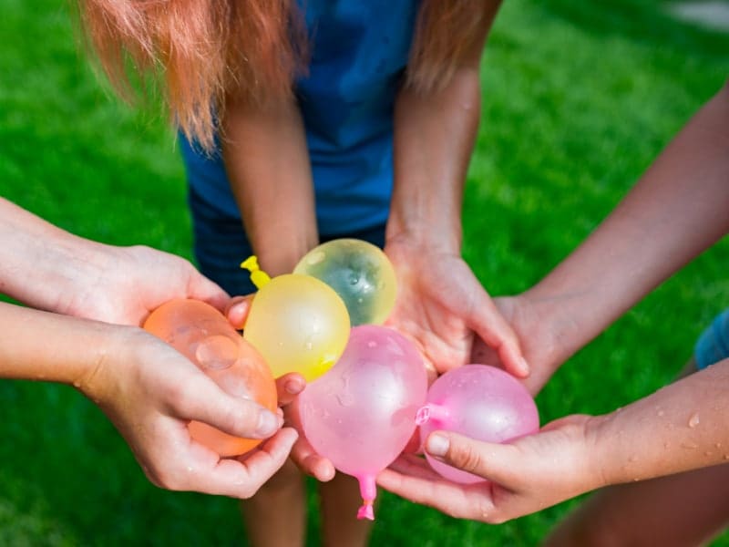 Waterballongevecht op de camping met de hele familie