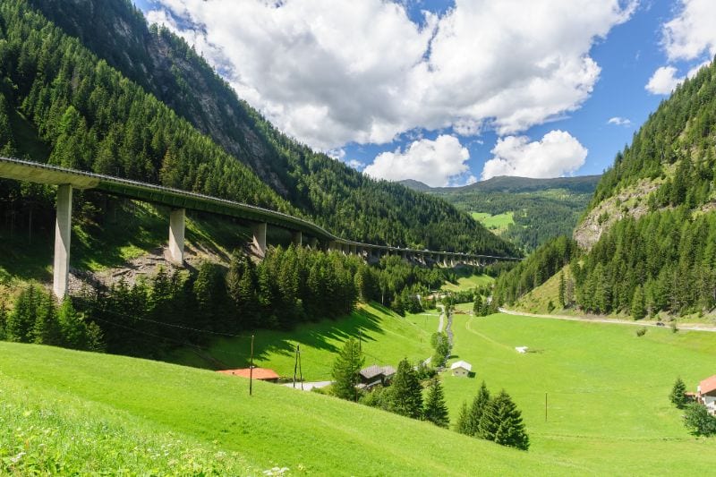 De Luegbrücke in het landschap