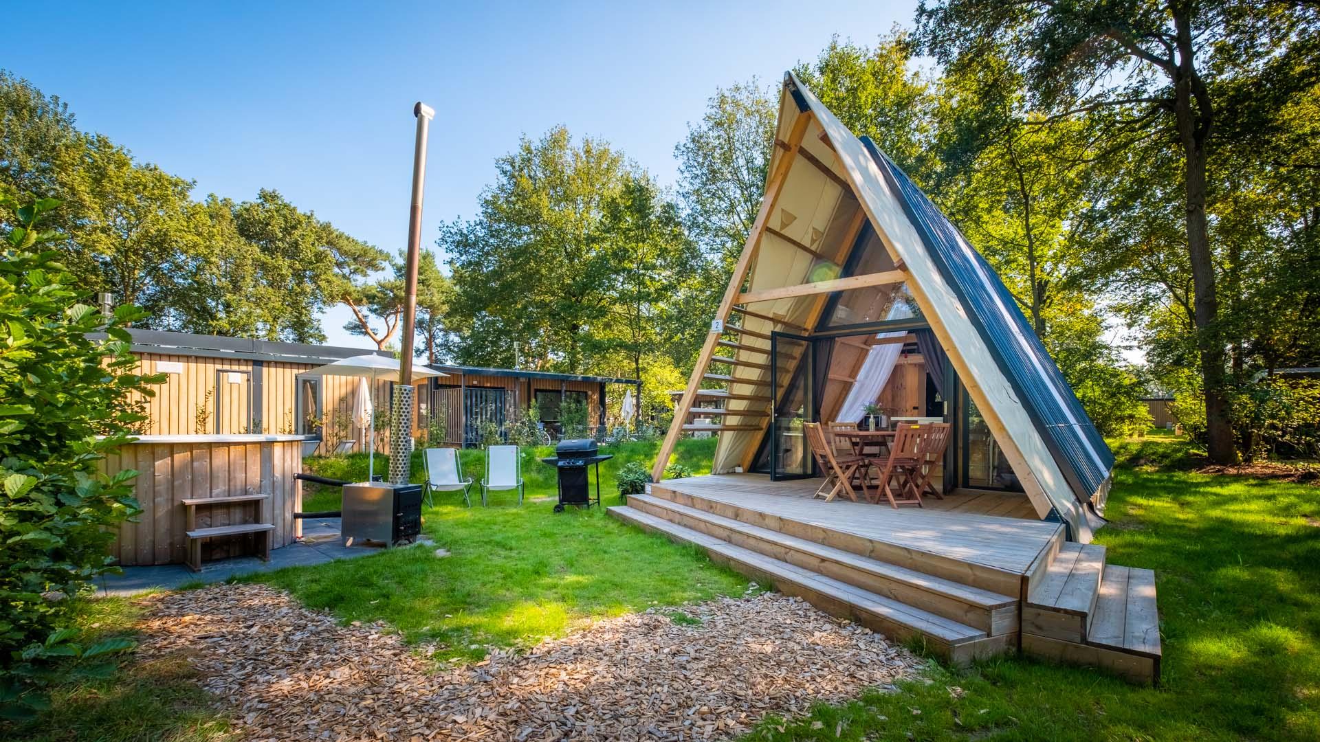 Wat is glamping? Glampingtent met bubbelbad op Papillon Country Resort