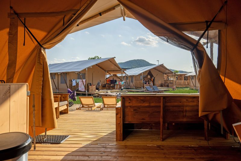 Uitzicht vanuit een glampingtent op andere glampingtenten