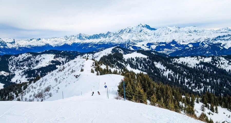 uitzicht op de skipistes van Aravis