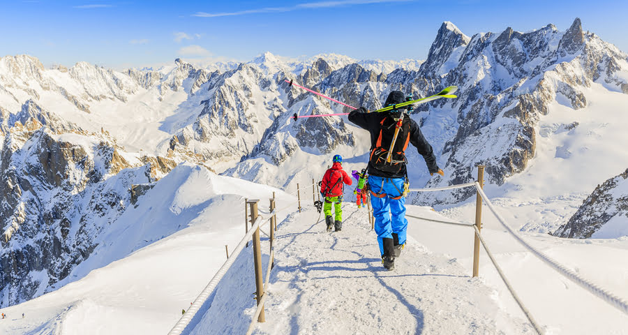 skiërs wandelen met hun bepakking door de bergen van Chamonix