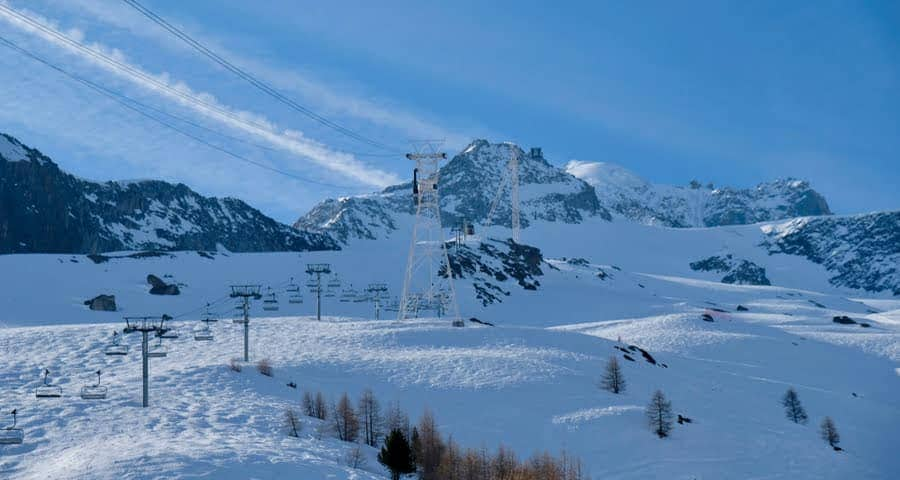 een van de skiliften van Le Grand Domaine