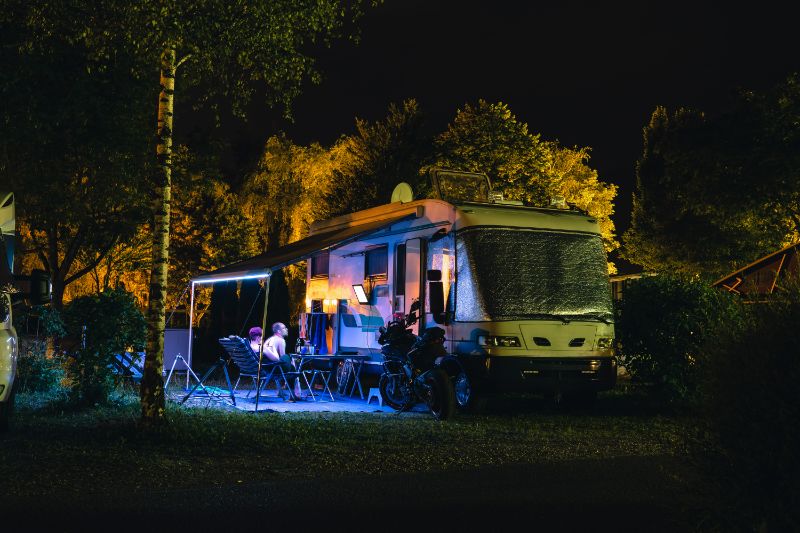 Met vrienden genieten van de Olympische Spelen voor de camper.