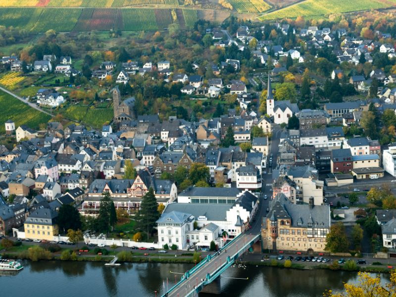 Uitzicht op Traben-Trarbach met de brug die de twee stadsdelen verbindt. Daarachter beginnen de eerste wijngaarden.