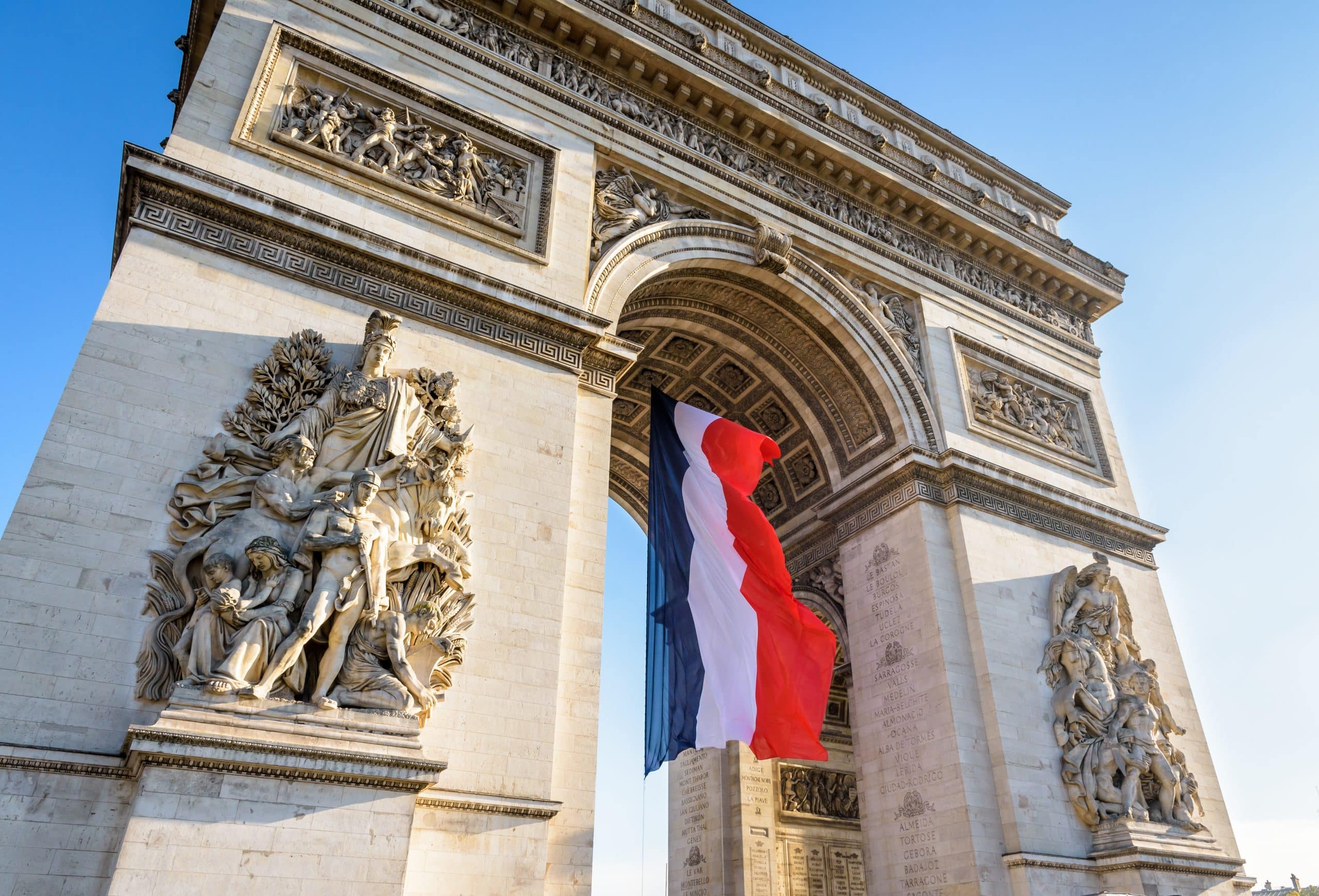 De Franse vlag in de Arc de Triomphe in Parijs