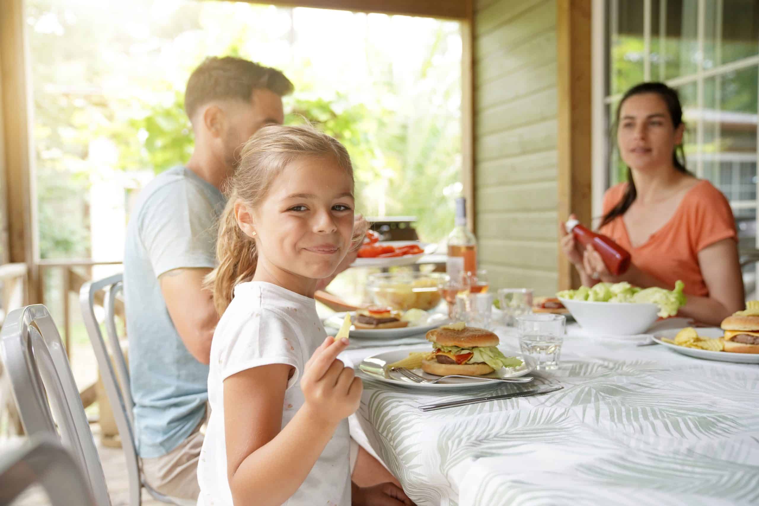 Met het hele gezin aan de campingtafel