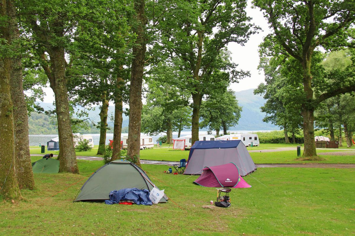 Tenten op camping bij Balmaha Wast Highland Way