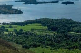 2 mensen aan het wandelen op wandelvakantie West Highland Way Schotland