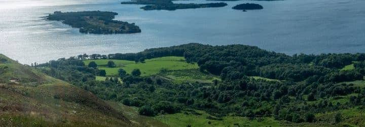 2 mensen aan het wandelen op wandelvakantie West Highland Way Schotland