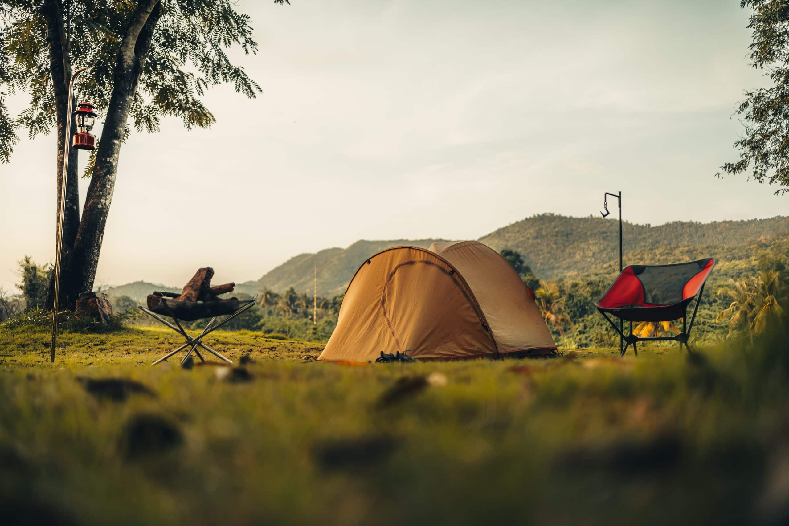 Tent op het gras met uitzicht op bergen