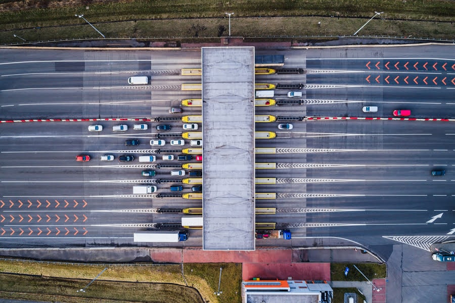 snelweg met tolpoorten vanaf boven