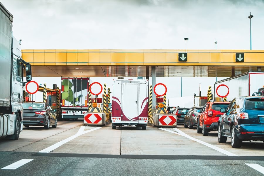 auto's in de rij bij tolpoortjes