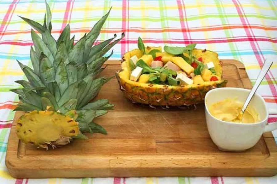 Chicken hawaii: een gerecht geserveerd in een halve ananas