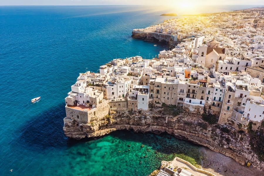 Polgina a Mar, een stad op steile kliffen boven de azuurblauwe zee