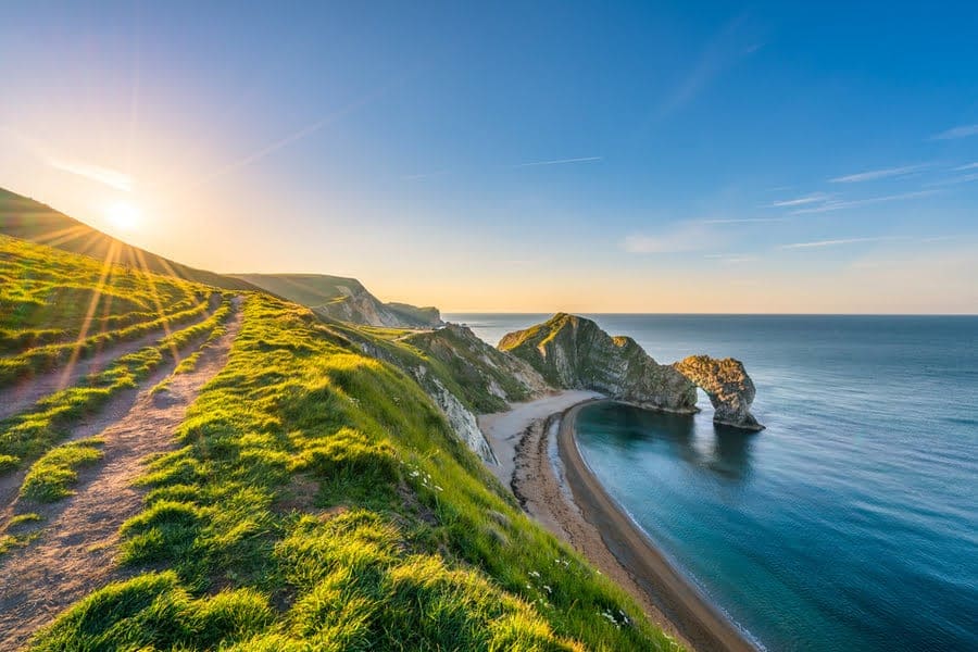 een pad bovenop een klif aan de Jurassic Coast