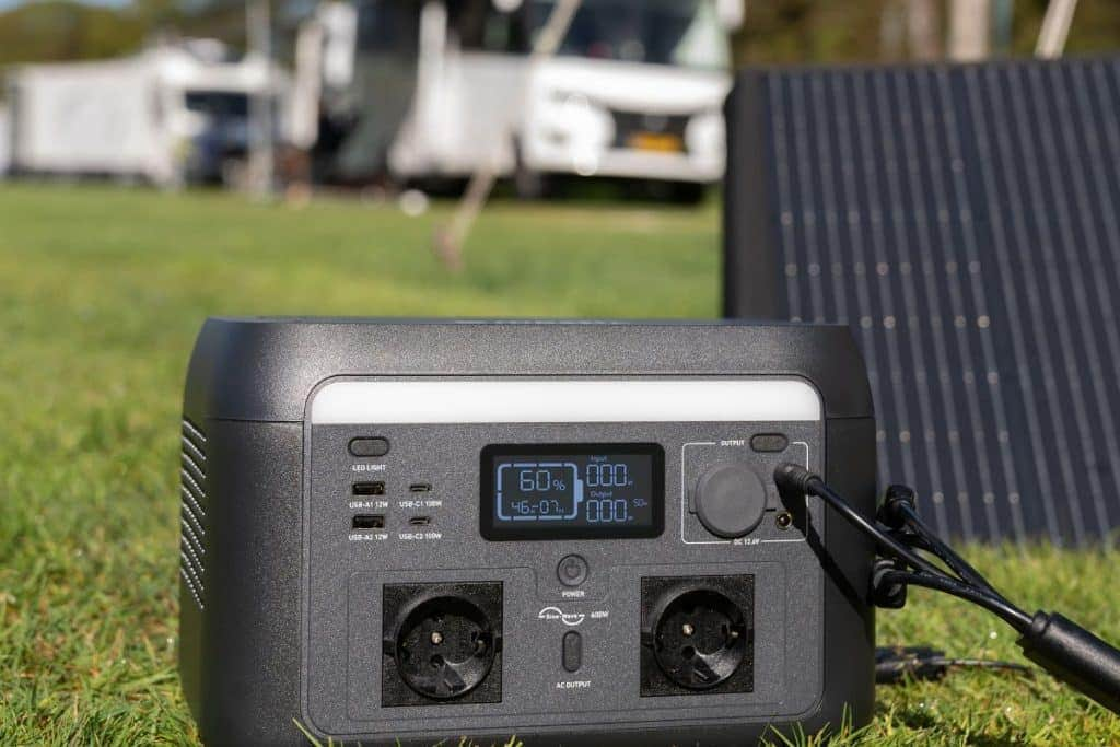 off-grid kamperen met zonnepaneel