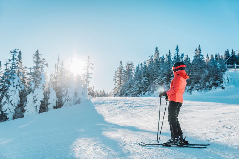 Camping über Weihnachten und Silvester: Skifahrer auf der Piste