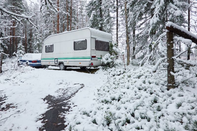 Camping über Weihnachten und Silvester: Wohnwagengespann auf verschneitem Stellplatz