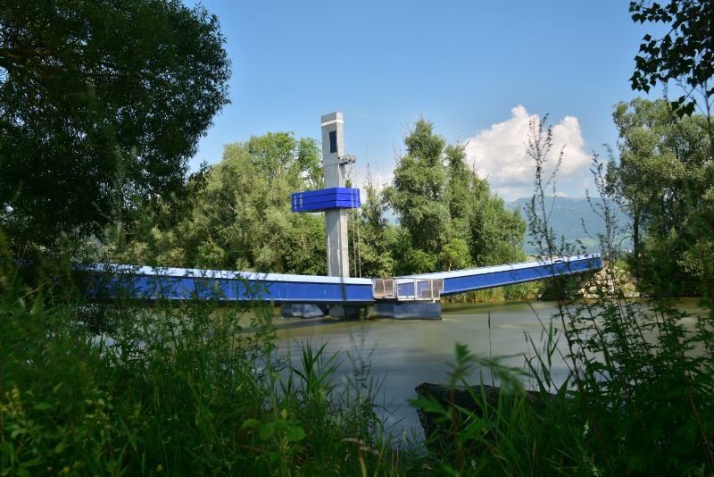 De 'Schwimmende Murbrücke' in het Murtal