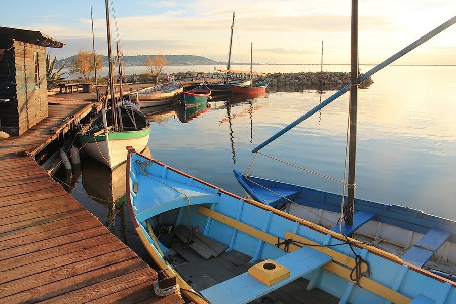 kleine bootjes aan een kade