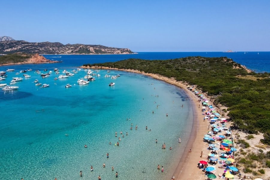 uitzicht op een baai in Sardinië