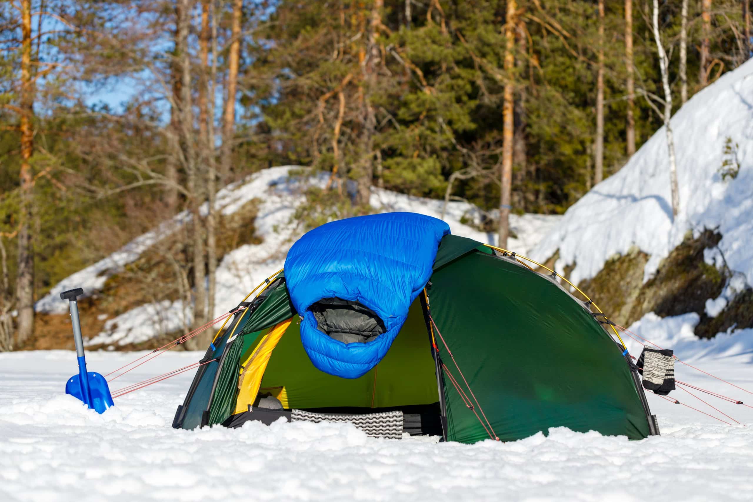 Tent met dikke slaapzak in de sneeuw