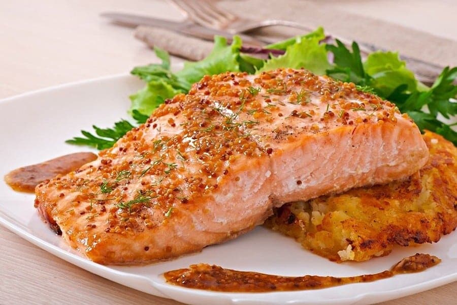 gegrilde zalm met honing-mosterd saus