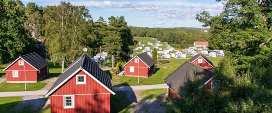 Zweedse rode huisjes tussen de bossen