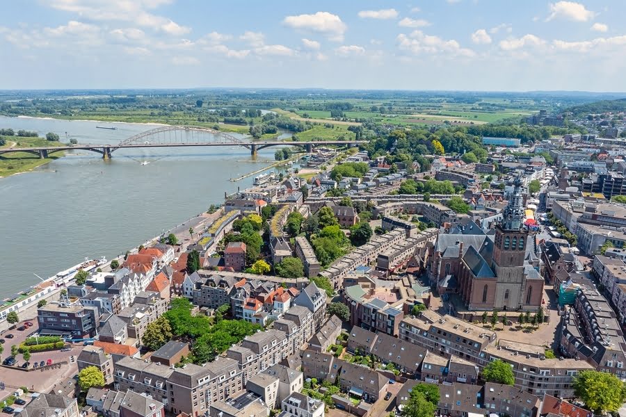 luchtfoto van Nijmegen, de Sint Stevenskerk en de Waalbrug