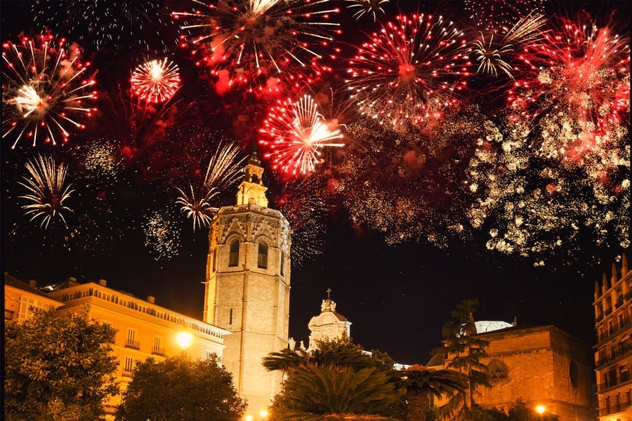 vuurwerk boven het historische centrum van Valencia