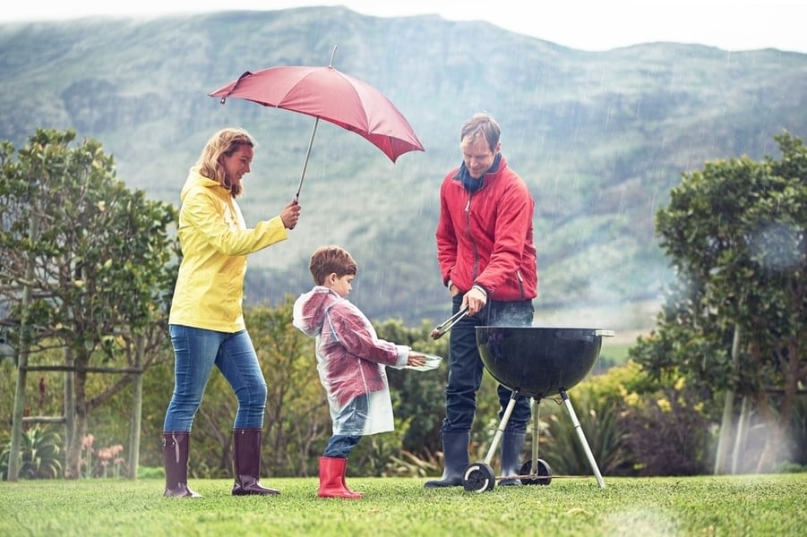 gzin met barbecue in de regen