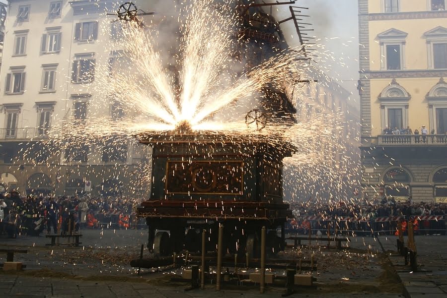 gedecoreerde ossenkar met spetterend vuurwerk