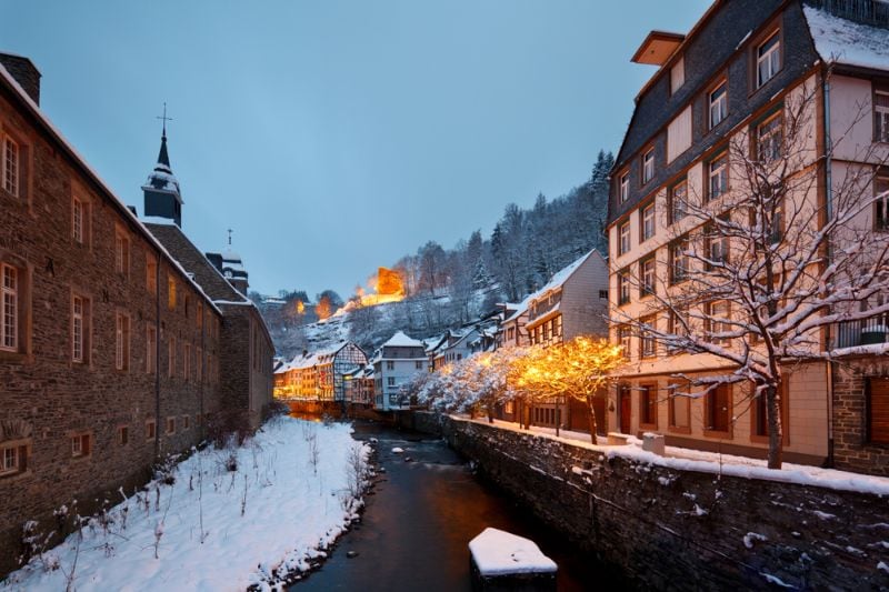 Sprookjesachtig Monschau met kerstlichtjes