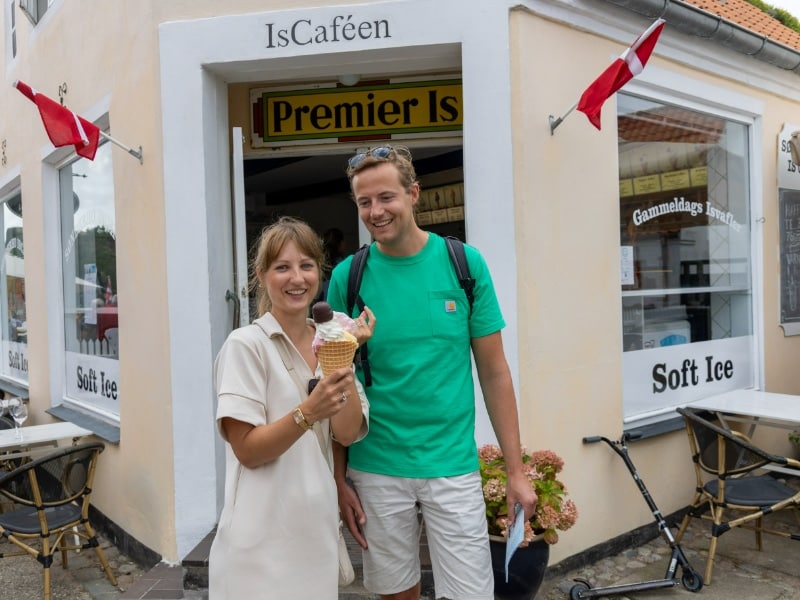 Smullen van een Deens ijsje in Sønderho. 