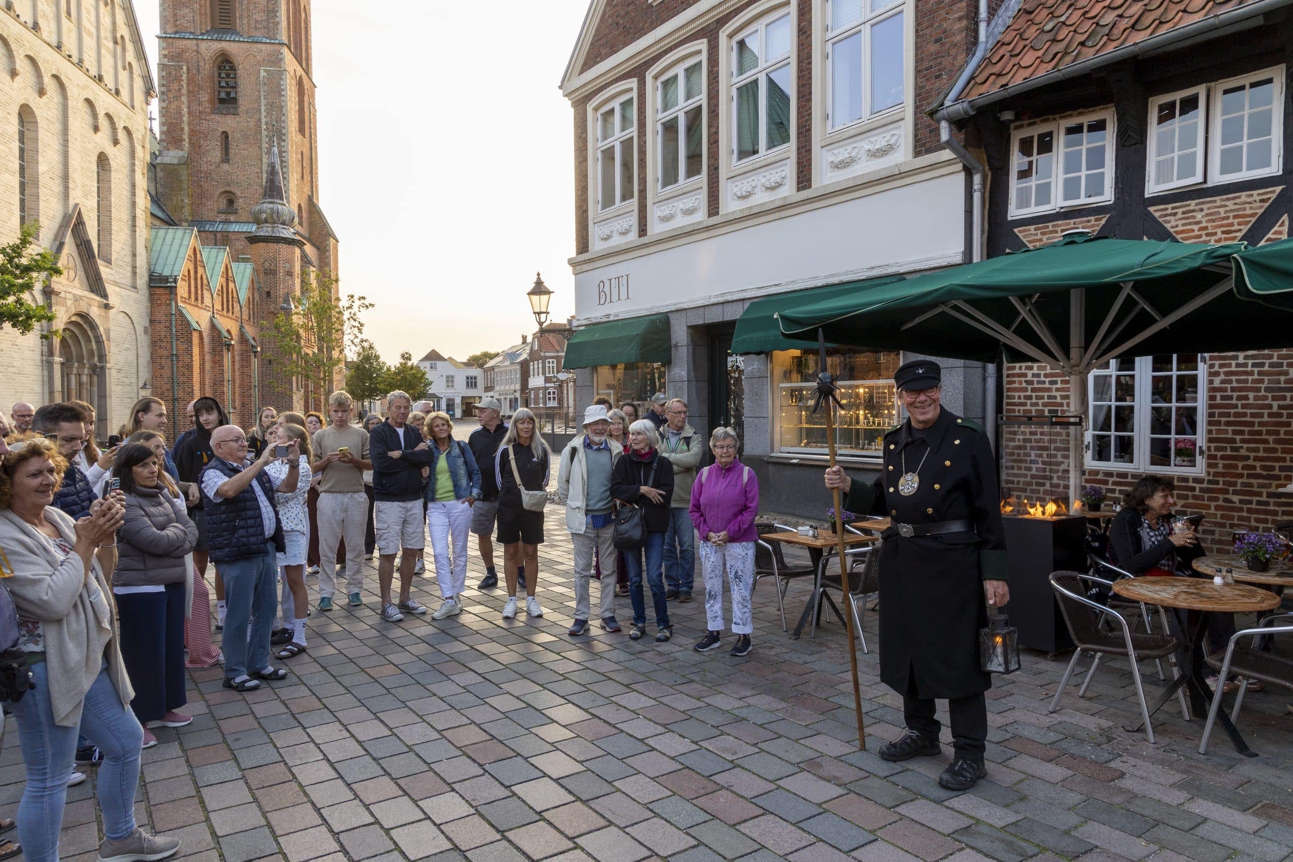 Mensen met de Nachtwacht van Ribe op het Dom plein