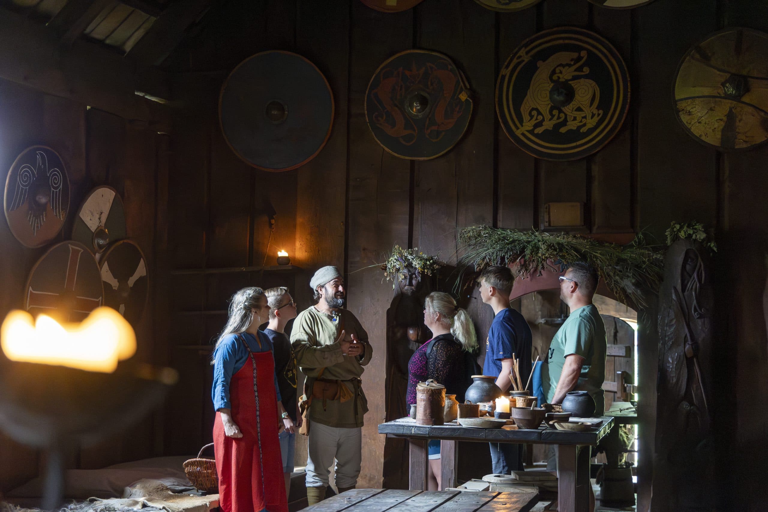 Familie en reenactors in het Ribe VikingeCenter