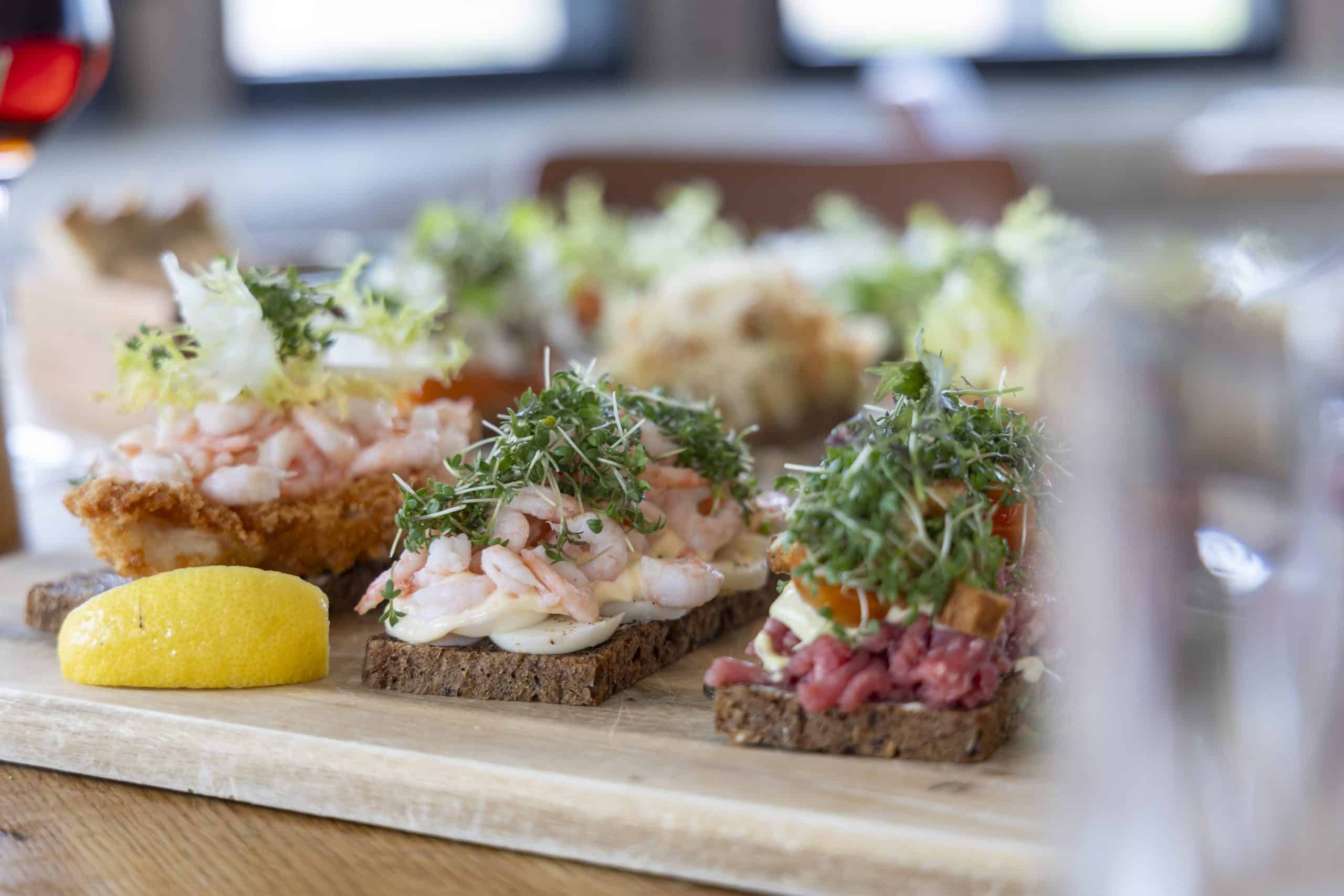 Meerdere soorten smørrebrød op een plank