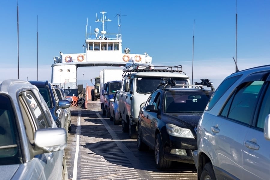 auto's op een veerboot