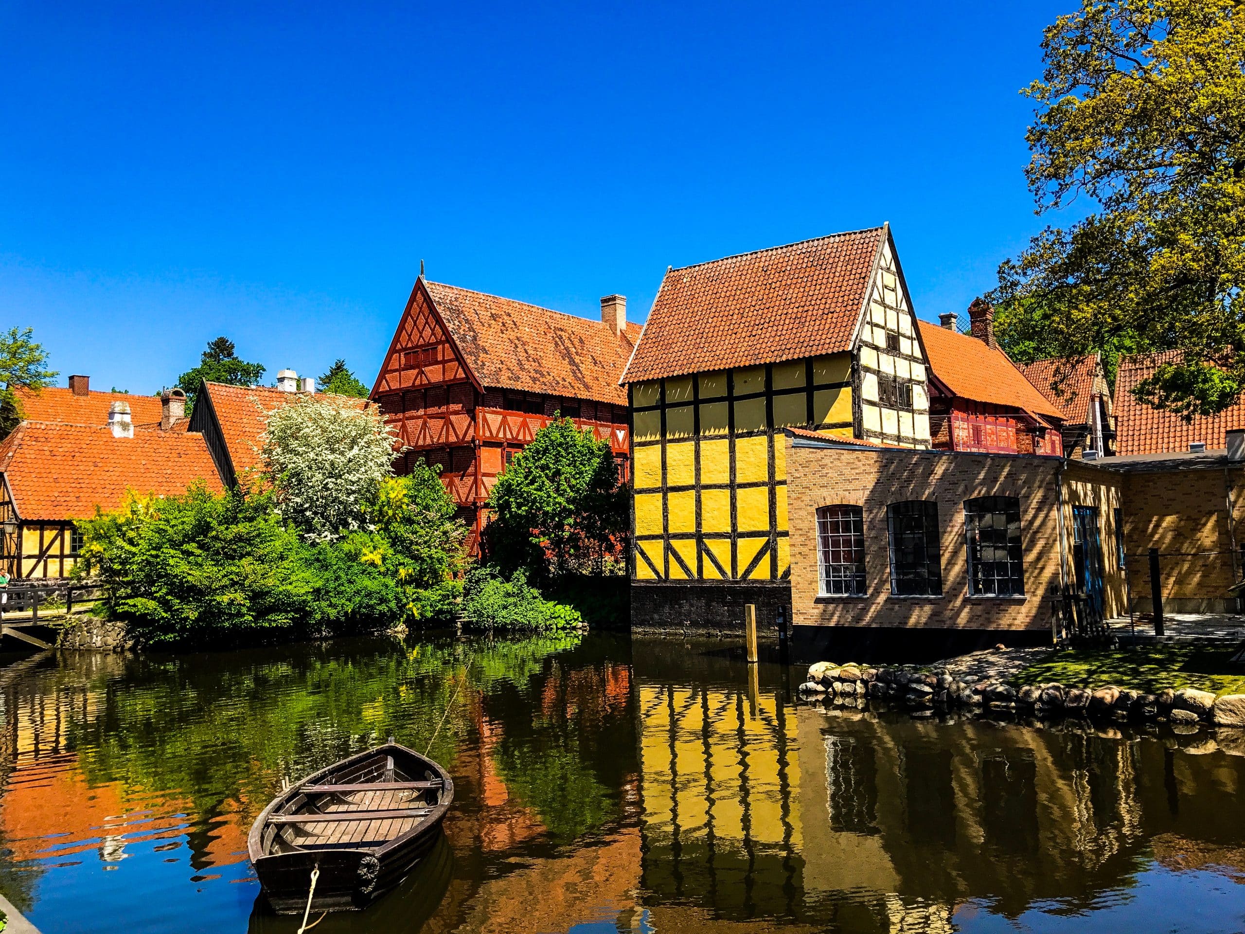 Vakwerkhuizen en water in Den Gamle By