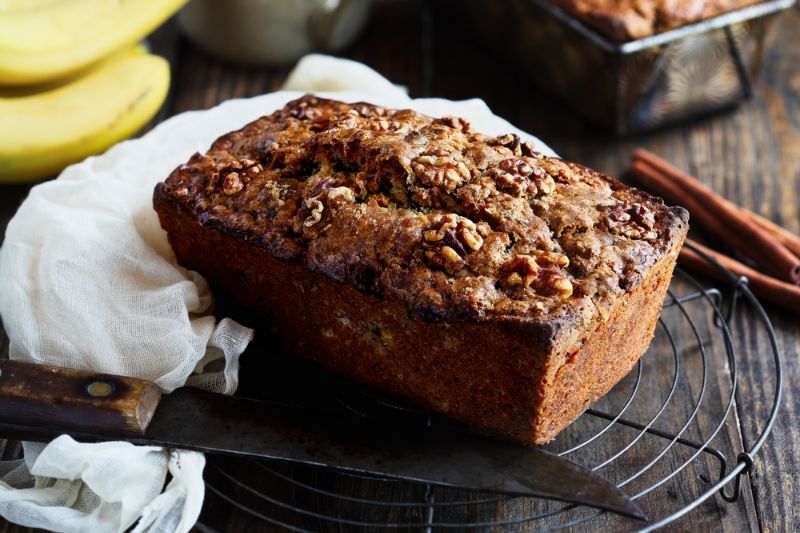 Bananenbrood met een mes op een rooster. Gezonde snack. 