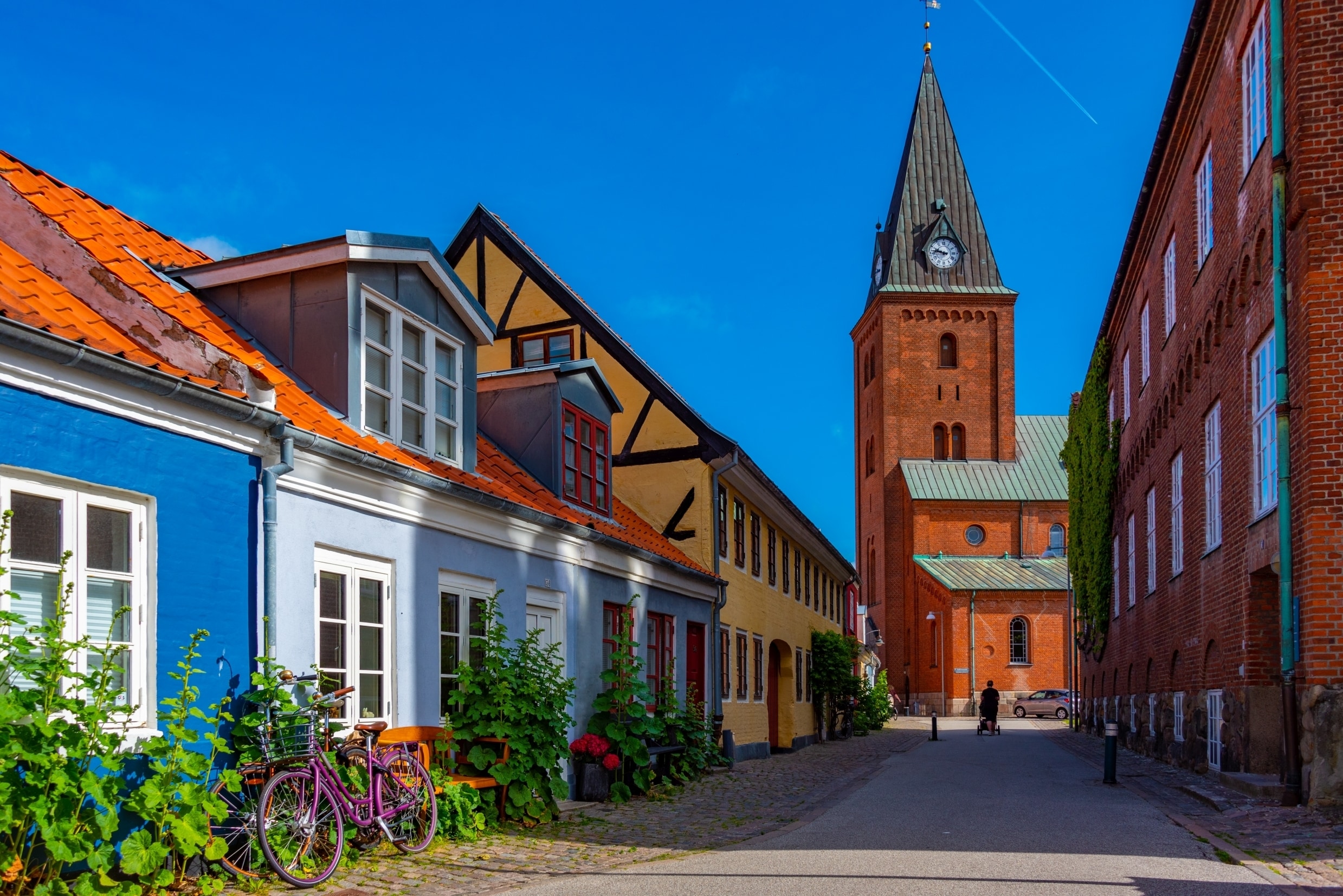 Kleurrijke huizen en kerk in Aalborg